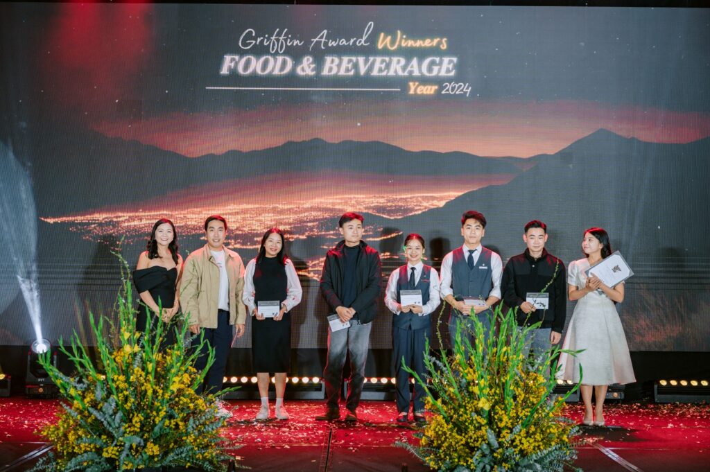 Cory presented the Best Employee Awards to the F&B team at the hotel's Dinner & Dance 2024.