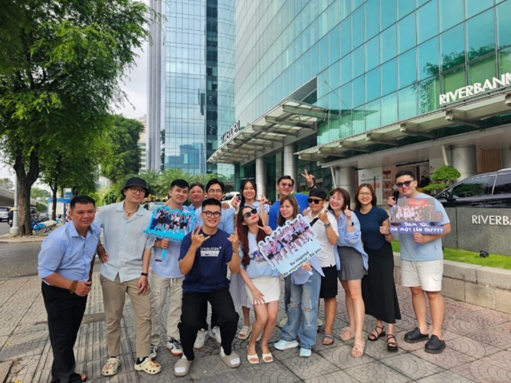 He Le with her team participated in an engaging excursion. 