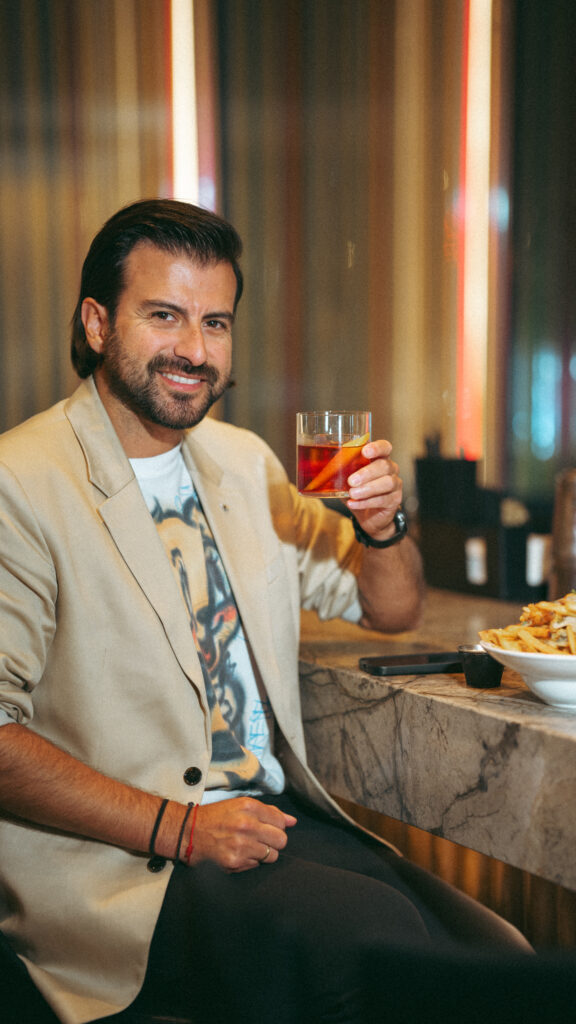Mauricio explains what being a W Insider means.